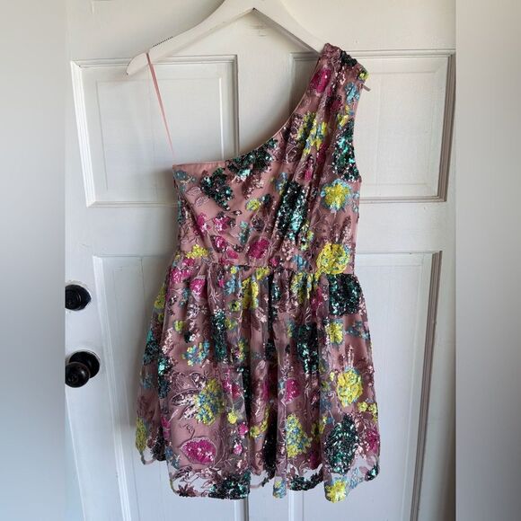 Nwt Delaney Dress
DRESS THE POPULATION  Floral Blush One-Shoulder Mini Dress - Picture 5 of 9